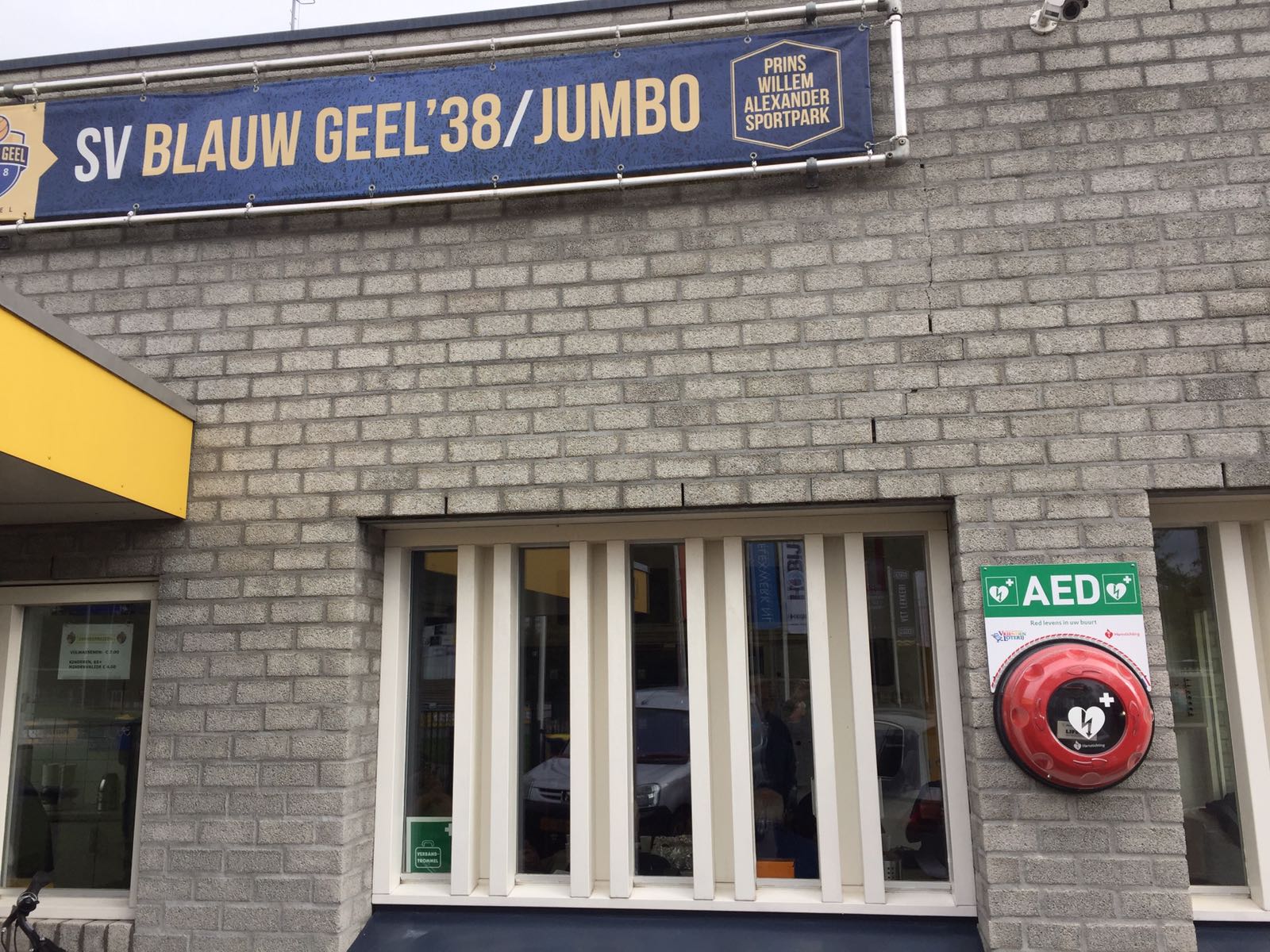 Opnieuw AED met nieuwe kast naar buiten