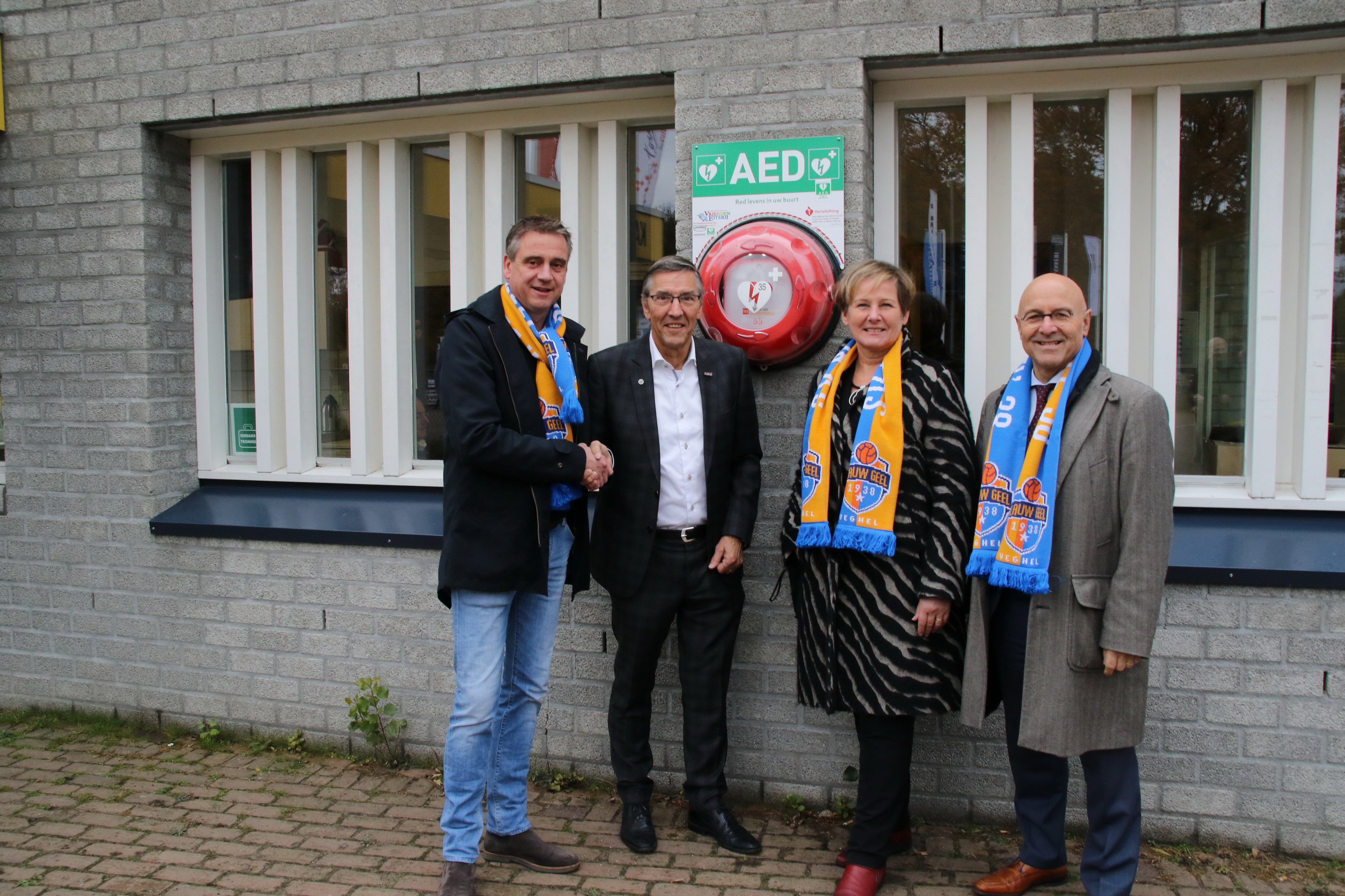 Burgemeester bezoekt Blauw Geel, nieuwe AED in gebruik genomen